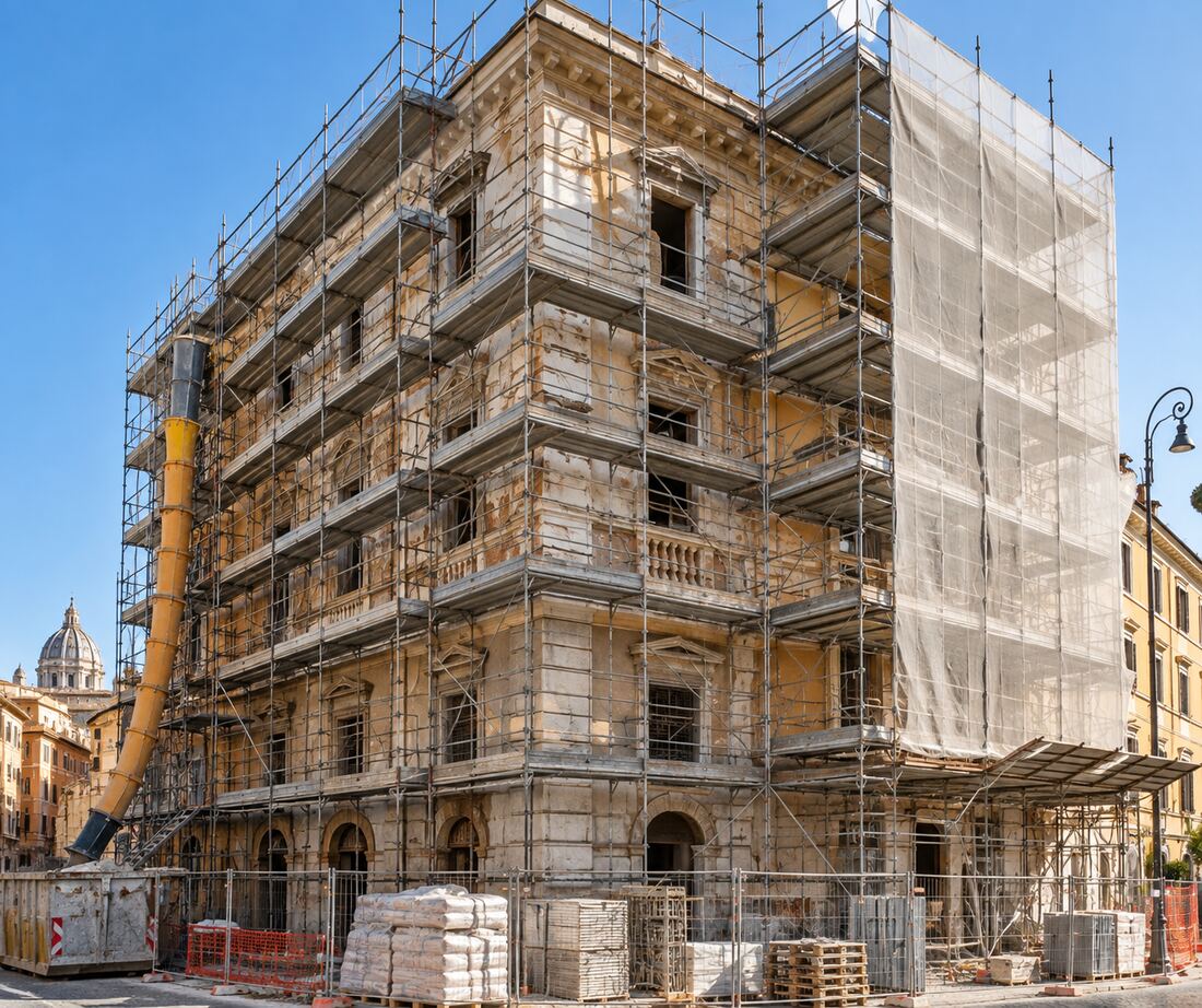 Palazzo storico a Roma in ristrutturazione, impalcatura sulla facciata con cupola sullo sfondo
